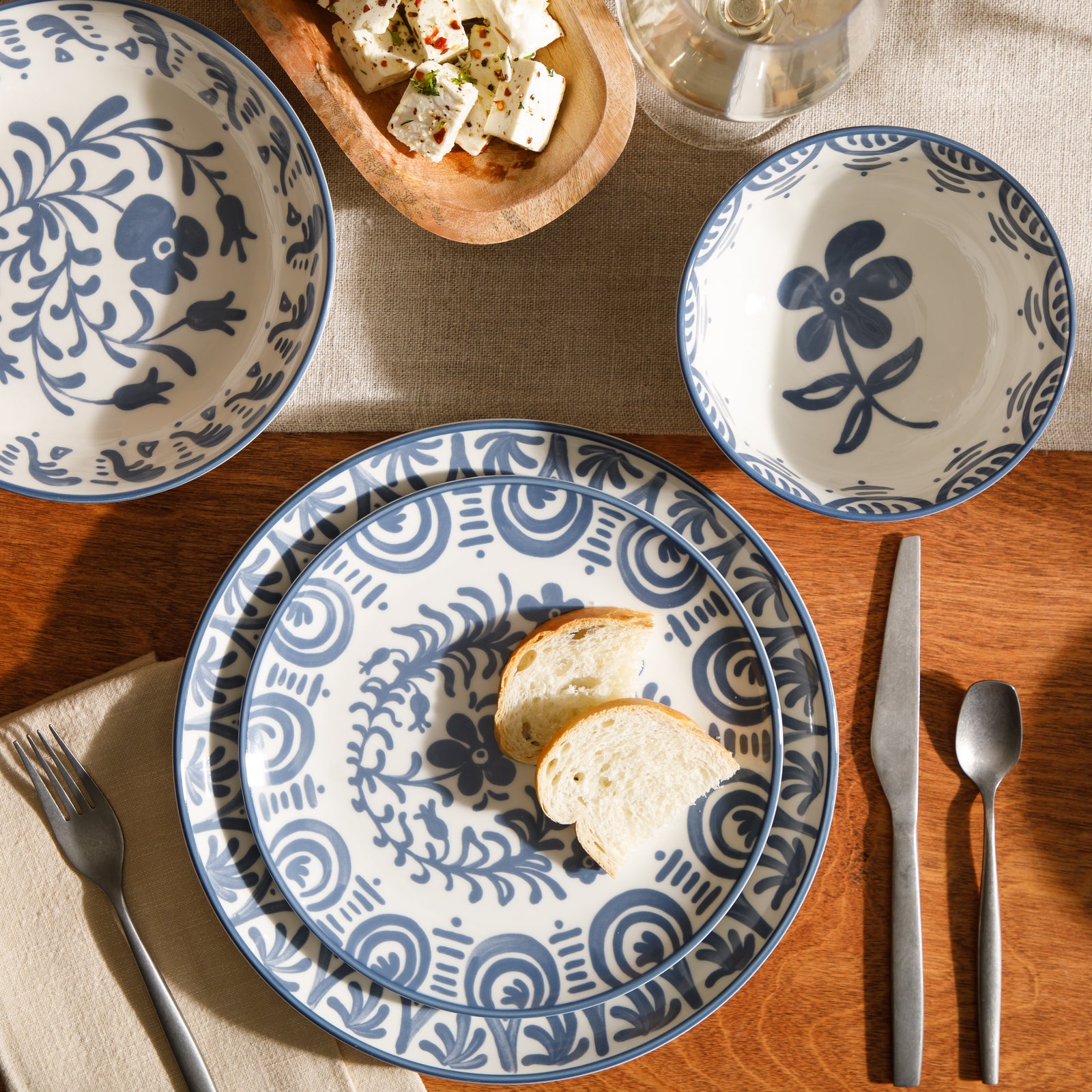 Valencia Flor - 16-Piece Dinnerware Set for 4 - Portuguese Stoneware - Iris Blue