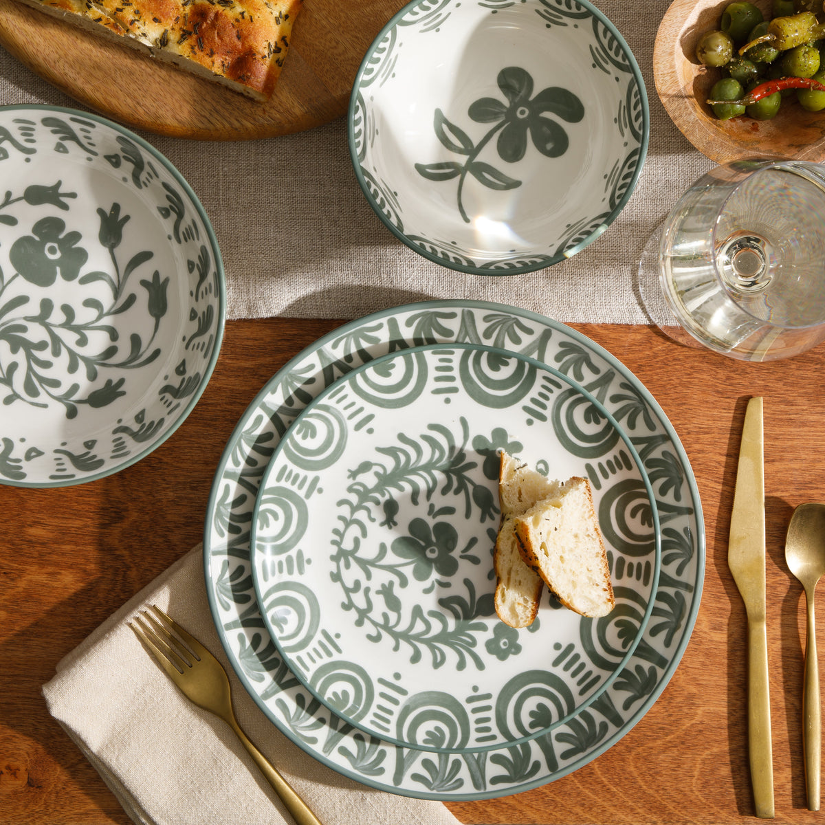 Valencia Flor - 16-Piece Dinnerware Set for 4, Fern Green