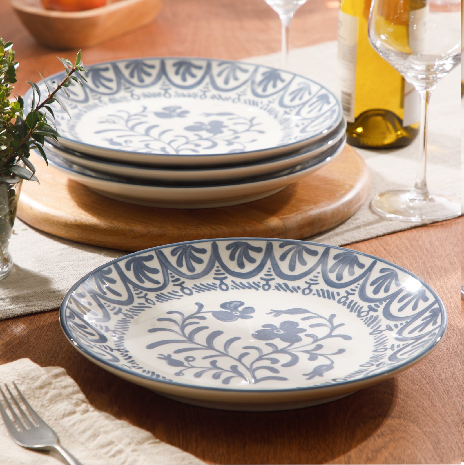 Valencia Flor - 4-Piece 10.75 Inch Dinner Plate Set - Portuguese Stoneware - Iris Blue