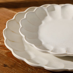 16-Piece Dinnerware Set for 4 - Scallop-Embossed Stoneware - Yuelu Bloom - Jasmine White