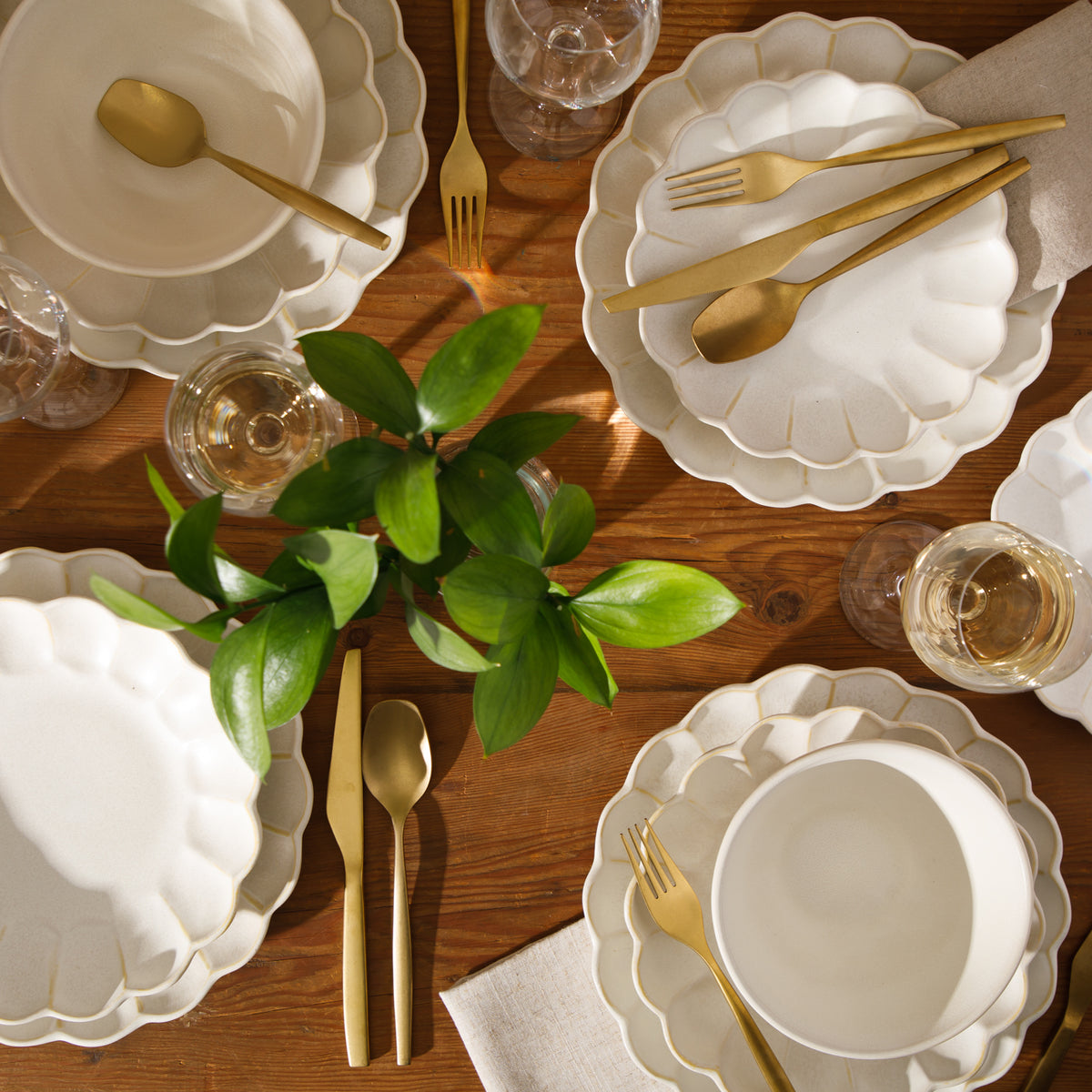16-Piece Dinnerware Set for 4 - Scallop-Embossed Stoneware - Yuelu Bloom - Jasmine White
