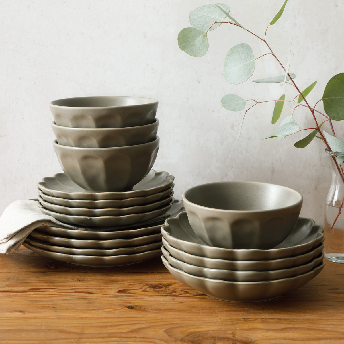 Yuelu Bloom - 16-Piece Dinnerware Set for 4 - Scallop-Embossed Stoneware