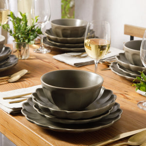 Yuelu Bloom - 16-Piece Dinnerware Set for 4 - Scallop-Embossed Stoneware