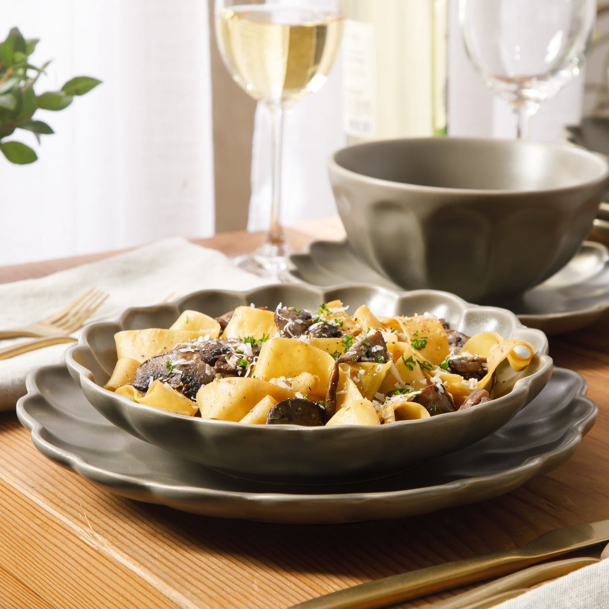 Yuelu Bloom - 16-Piece Dinnerware Set for 4 - Scallop-Embossed Stoneware