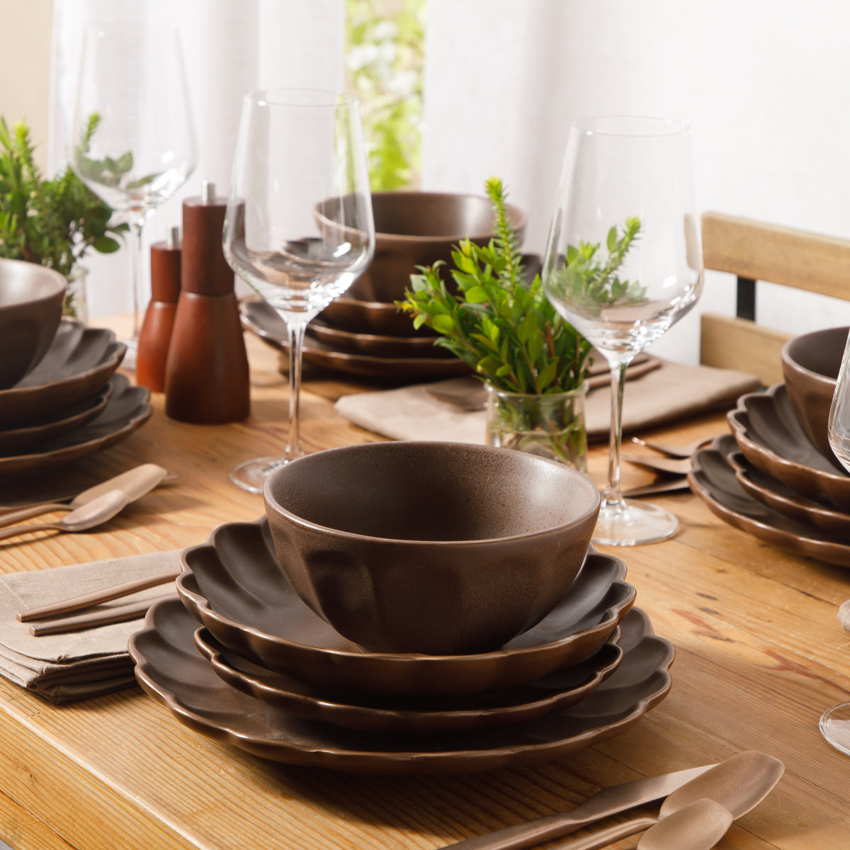 Yuelu Bloom - 16-Piece Dinnerware Set for 4 - Scallop-Embossed Stoneware
