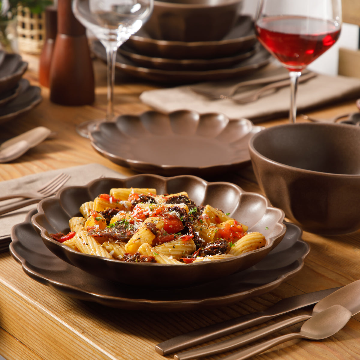 Yuelu Bloom - 16-Piece Dinnerware Set for 4 - Scallop-Embossed Stoneware