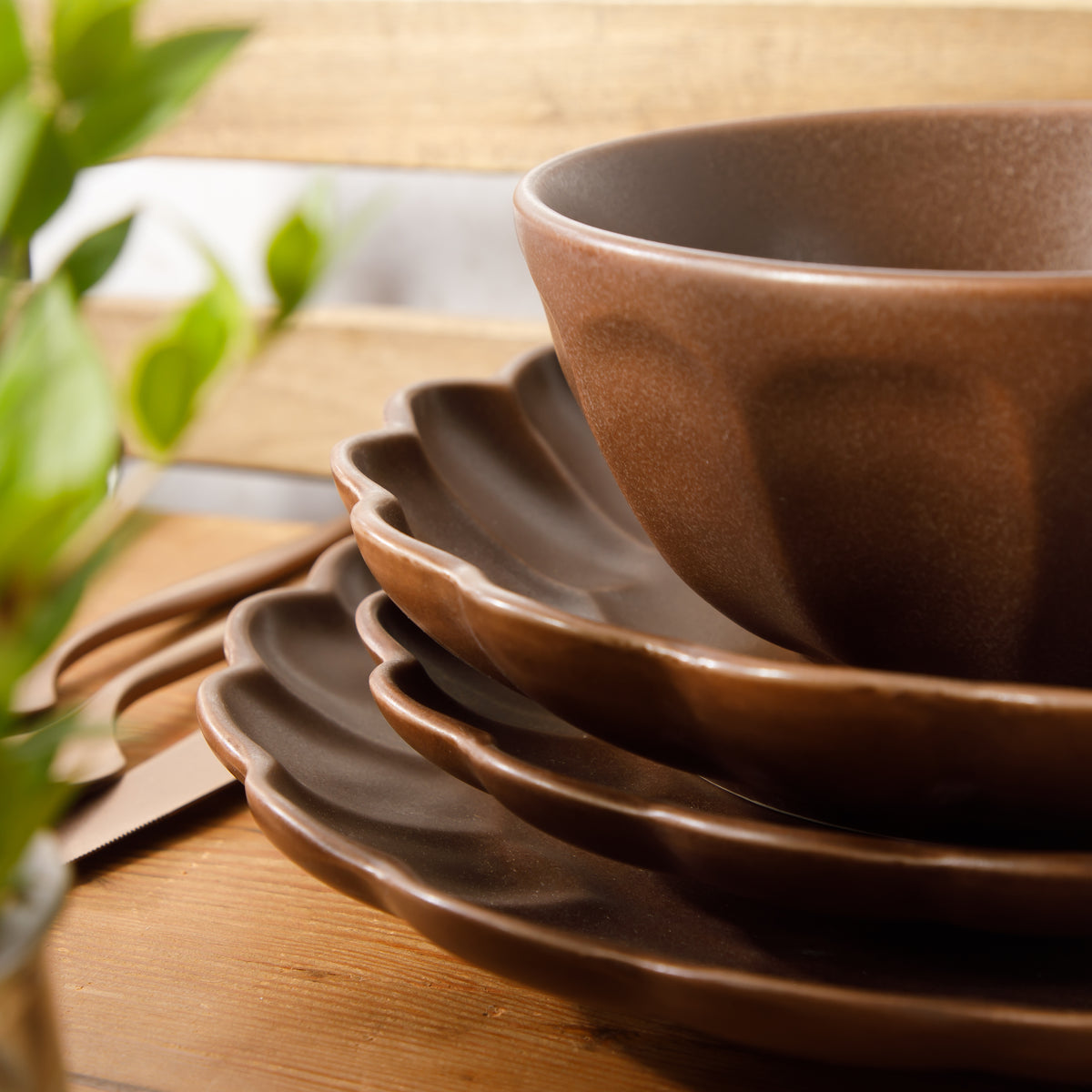 Yuelu Bloom - 16-Piece Dinnerware Set for 4 - Scallop-Embossed Stoneware