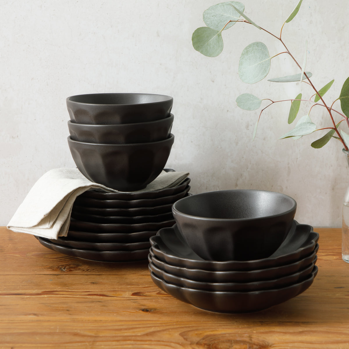 Yuelu Bloom - 16-Piece Dinnerware Set for 4 - Scallop-Embossed Stoneware