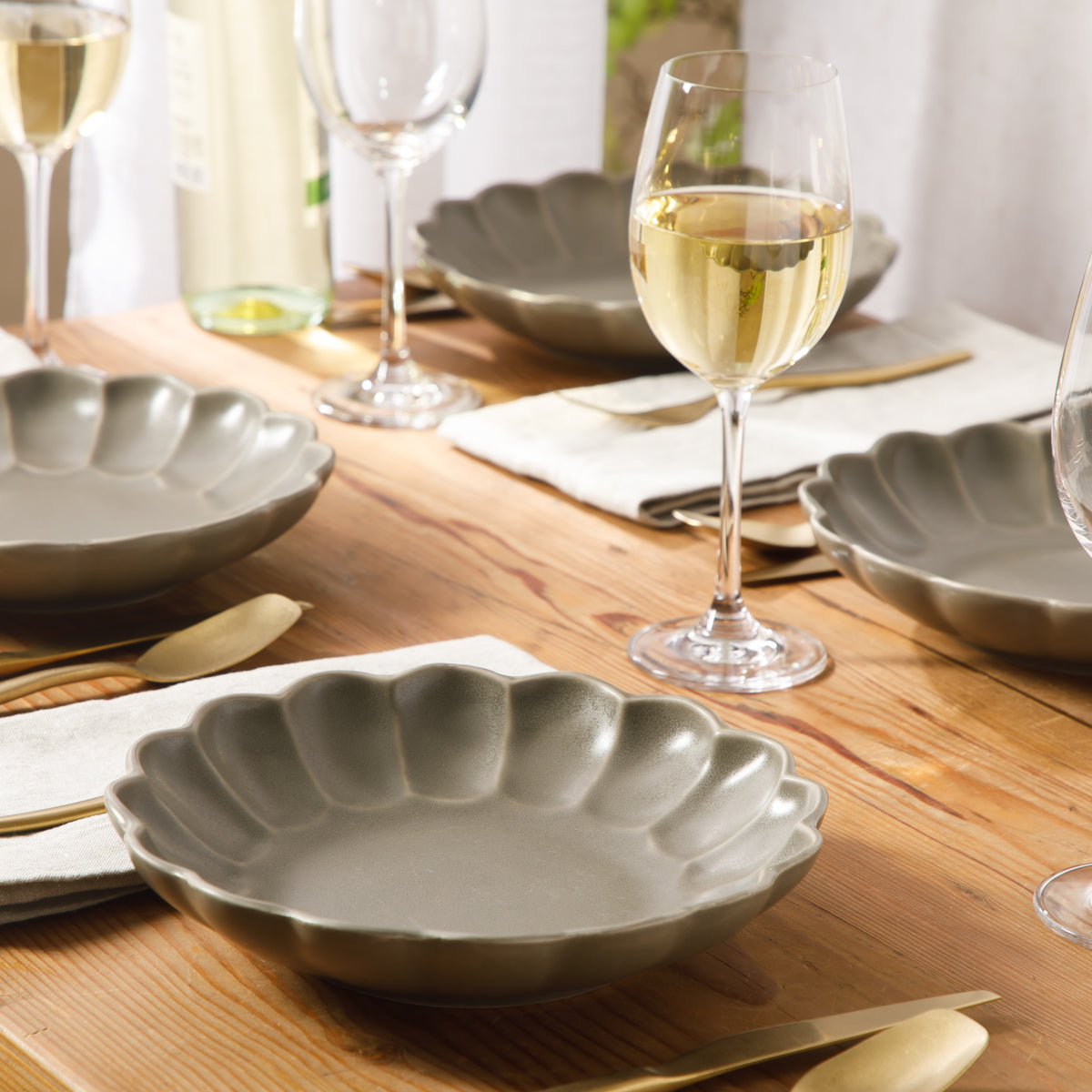 Yuelu Bloom - 4-Piece 9 Inch Dinner Bowl Set - Scallop-Embossed Stoneware