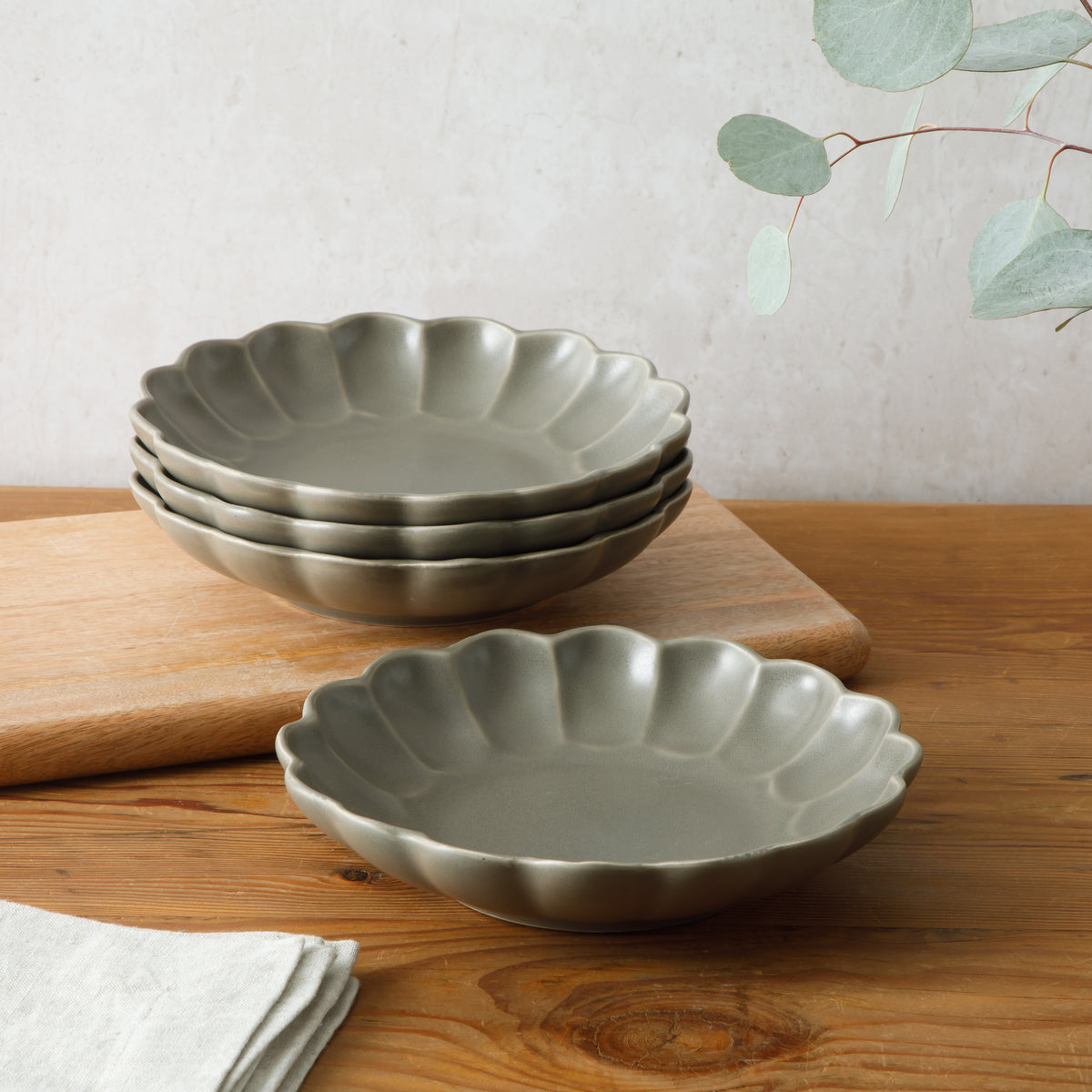 Yuelu Bloom - 4-Piece 9 Inch Dinner Bowl Set - Scallop-Embossed Stoneware