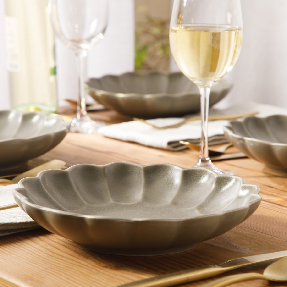 Yuelu Bloom - 4-Piece 9 Inch Dinner Bowl Set - Scallop-Embossed Stoneware