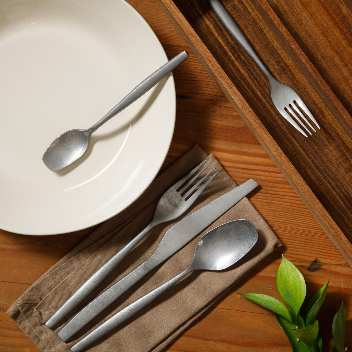 Bloomhouse 20 Piece Stone Washed Flatware 18/10 Stainless Steel Silverware Cutlery Utensil Set With Acacia Wood Caddy